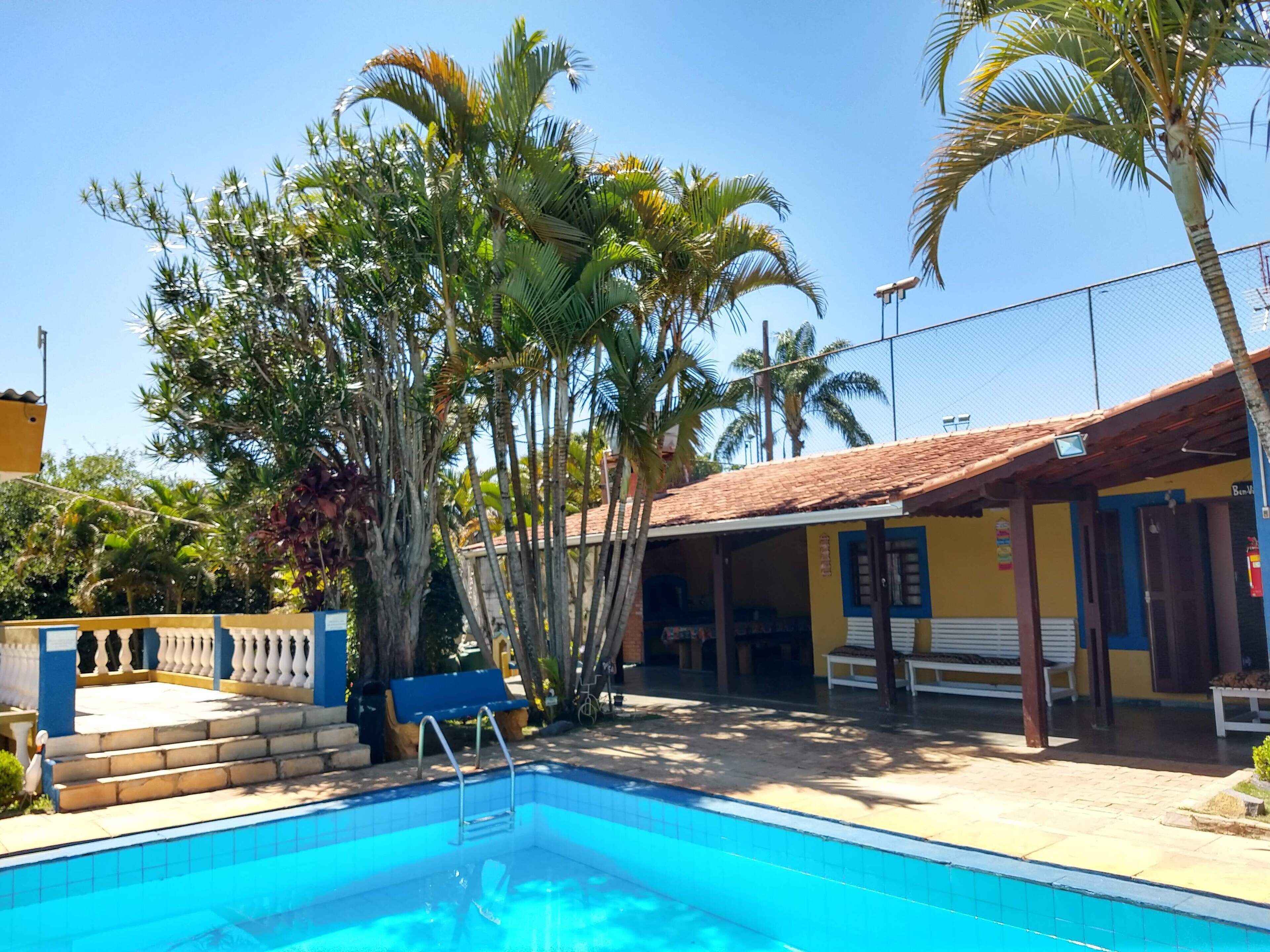 Alberca techada y alberca al aire libre