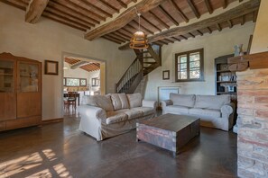 Smart-tv, een open haard, een dvd-speler en boeken