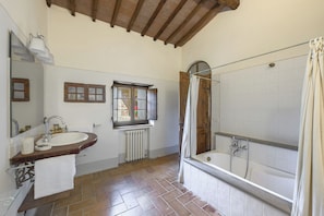 Combined shower/bathtub, hair dryer, bidet, towels - Luxury Ecofriendly Country Villa  - Val d'orcia (Buonconvento Siena)