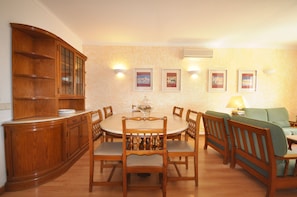 Dining - Stylish and well-equipped, private pool, close to amenities, free AC & Wifi (Vilamoura)