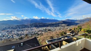 Ein weiter Panoramablick auf eine Stadt mit Bergen im Hintergrund.