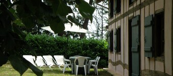 Typisk Landes våningshus med synlige bjelker.