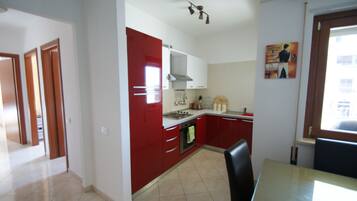 Réfrigérateur, four, plaque de cuisson, bouilloire électrique