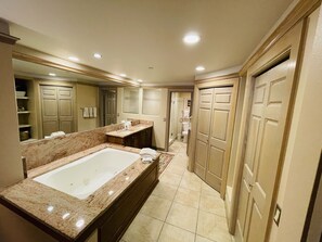 Combined shower/tub, jetted tub, hair dryer, towels