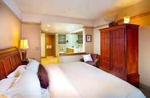 4 bedrooms, desk, iron/ironing board, free WiFi