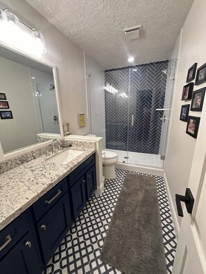 シャワー、ヘアドライヤー、タオル、石鹸