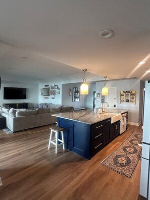 Smart TV, chimenea, videojuegos y reproductor de DVD 