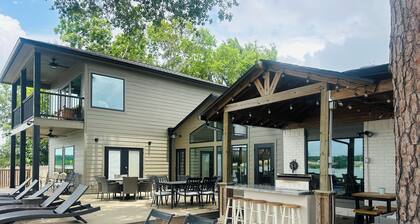 Family fun Lake House on the Shores of Beautiful Lake Conroe with boat slips