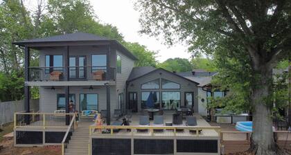Family fun Lake House on the Shores of Beautiful Lake Conroe with boat slips