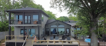 Family fun Lake House on the Shores of Beautiful Lake Conroe with boat slips
