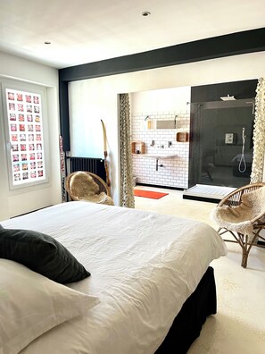 4 bedrooms, desk, iron/ironing board, free WiFi