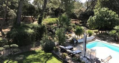 Luxury villa with refined decor, landscaped garden on the heights of Nîmes