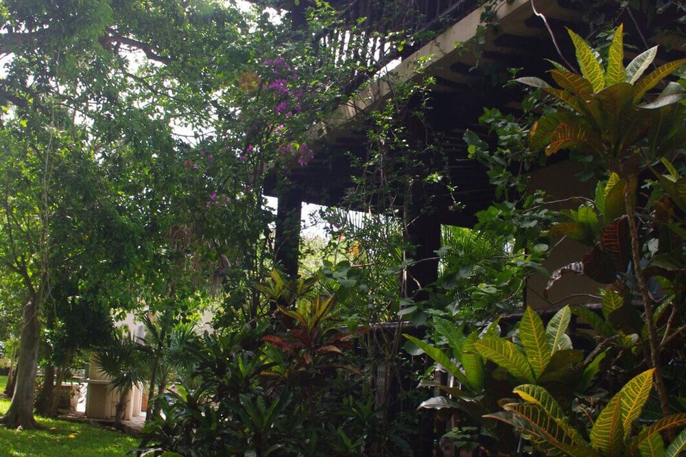 Beautiful Villa with Pool Short Walk to Beach and Town Gated \ private security