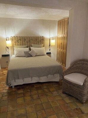 1 bedroom, free WiFi, bed sheets - Beautiful house surrounded by nature with swimming pool (Lurs)