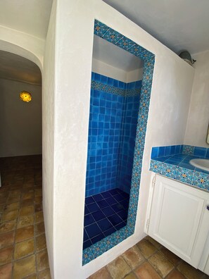 Bathtub, hair dryer, towels, toilet paper - Beautiful house surrounded by nature with swimming pool (Lurs)