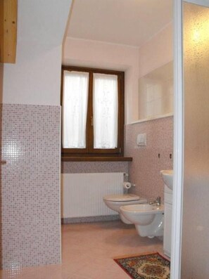 Regadera, secadora de cabello, batas, pantuflas 