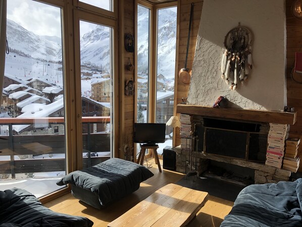 TV, fireplace, books, stereo