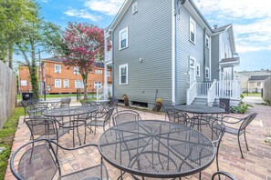 Outdoor dining - Garden District 2BR Townhouse w/Gated Parking (New Orleans)