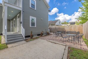 Outdoor dining - Garden District 2BR Townhouse w/Gated Parking (New Orleans)