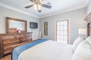 2 bedrooms, iron/ironing board, travel cot, free WiFi - Garden District 2BR Townhouse w/Gated Parking (New Orleans)