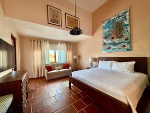 3 soverom, skrivebord, strykejern/-brett og reiseseng for barn