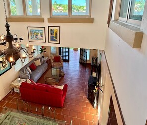 Téléviseur à écran plat, lecteur de DVD, table de ping-pong, livres