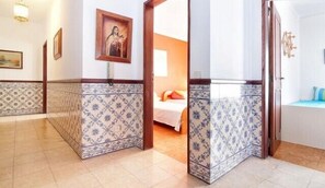 6 habitaciones, tabla de planchar con plancha, wifi y ropa de cama 
