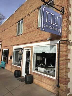 A brick building with a sign for a nail spa. - Elegant Executive Loft in Historical Downtown Littleton (Littleton)