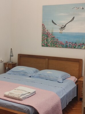 5 bedrooms, iron/ironing board, WiFi, bed sheets