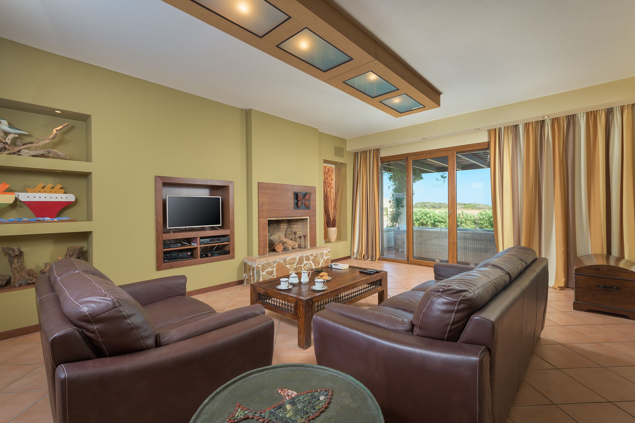 A spacious, tastefully designed, modern villa (Hellenic Tourist Org registered)