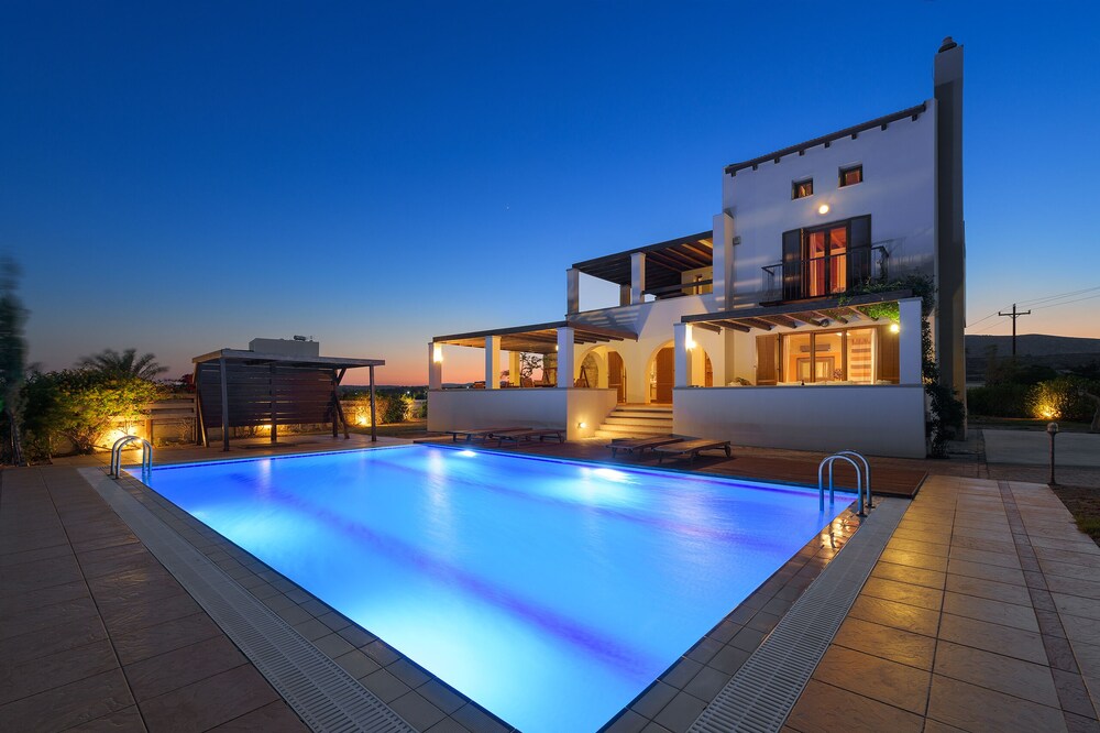 A spacious, tastefully designed, modern villa (Hellenic Tourist Org registered)