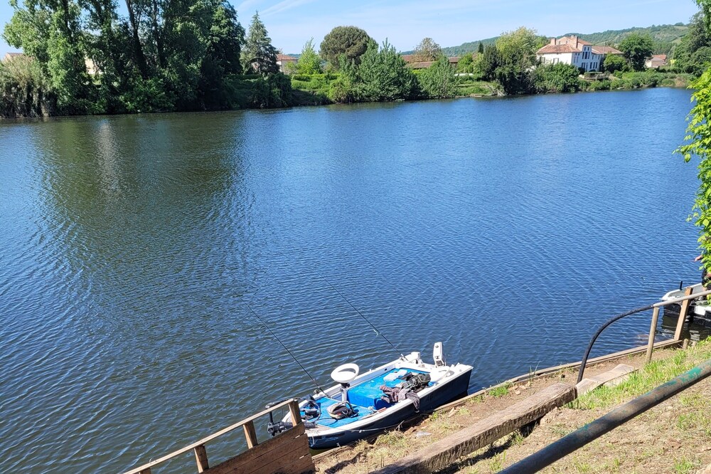 CLAIRAC Gite de Peche on the Lot with fishing boat on site