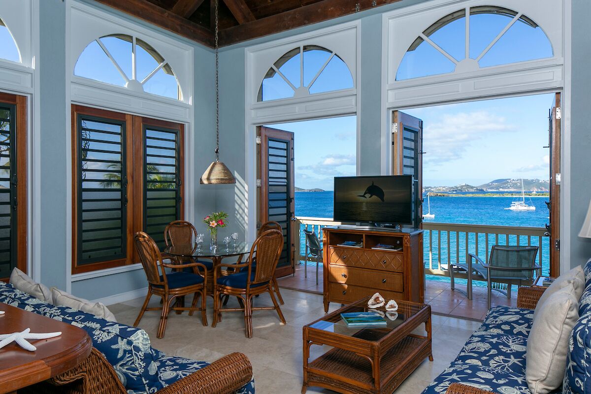 テレビ、DVD プレーヤー