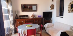 Télévision, lecteur de DVD, livres, chaîne hi-fi