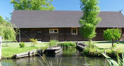 Die Scheune: Spreewaldblockhaus in Lehde mit Kamin, Sauna und eigenem Hafen