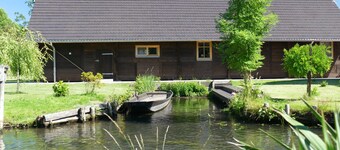 Låven: Spreewald tømmerhus i Lehde med badstue, peis og egen havn