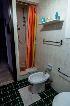 Doccia, asciugacapelli, bidet, asciugamani