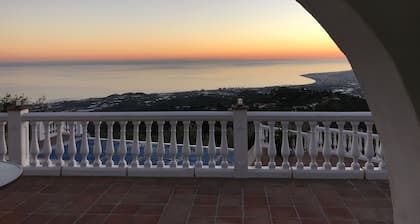 Ylellinen huvila Andalusian vuorella, jossa on suuri uima-allas ja upeat näkymät