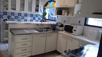 Geladeira, micro-ondas, fogão, cooktop