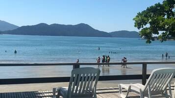 Na praia, espreguiçadeiras