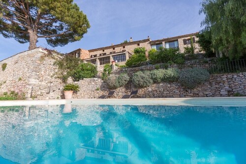 Wonderful mas provençal in Sanary sur mer with south-facing pool.