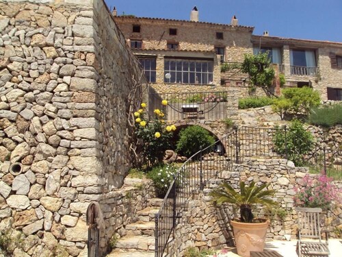 Merveilleux mas provençal  à Sanary sur mer avec piscine plein sud  .