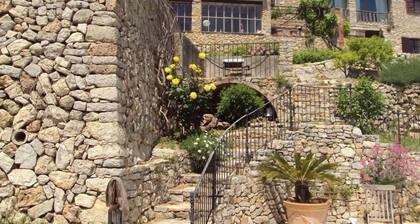 Merveilleux mas provençal à Sanary sur mer avec piscine plein sud .