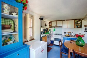 Fridge, microwave, oven, coffee/tea maker - Charming period house (Aci Bonaccorsi)