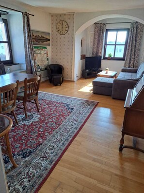 TV, DVD player, books, stereo