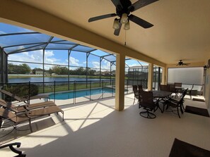 Outdoor pool, a heated pool - 6 bed comfort, close to the parks & superb lake view with Harry Potter bedroom. (Kissimmee)