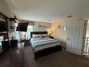 6 bedrooms, in-room safe, iron/ironing board, travel crib - 6 bed comfort, close to the parks & superb lake view with Harry Potter bedroom. (Kissimmee)