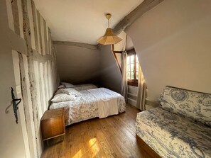 2 bedrooms, iron/ironing board, free WiFi, bed sheets