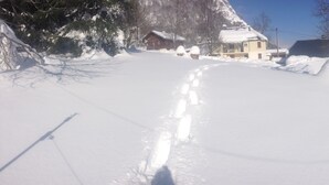 A snow-covered street with houses and a clear sky. - Quiet chalet 5/7 places WIFI (Campan)