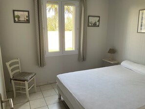 2 slaapkamers, een strijkplank/strijkijzer, gratis wifi, rolstoeltoegang